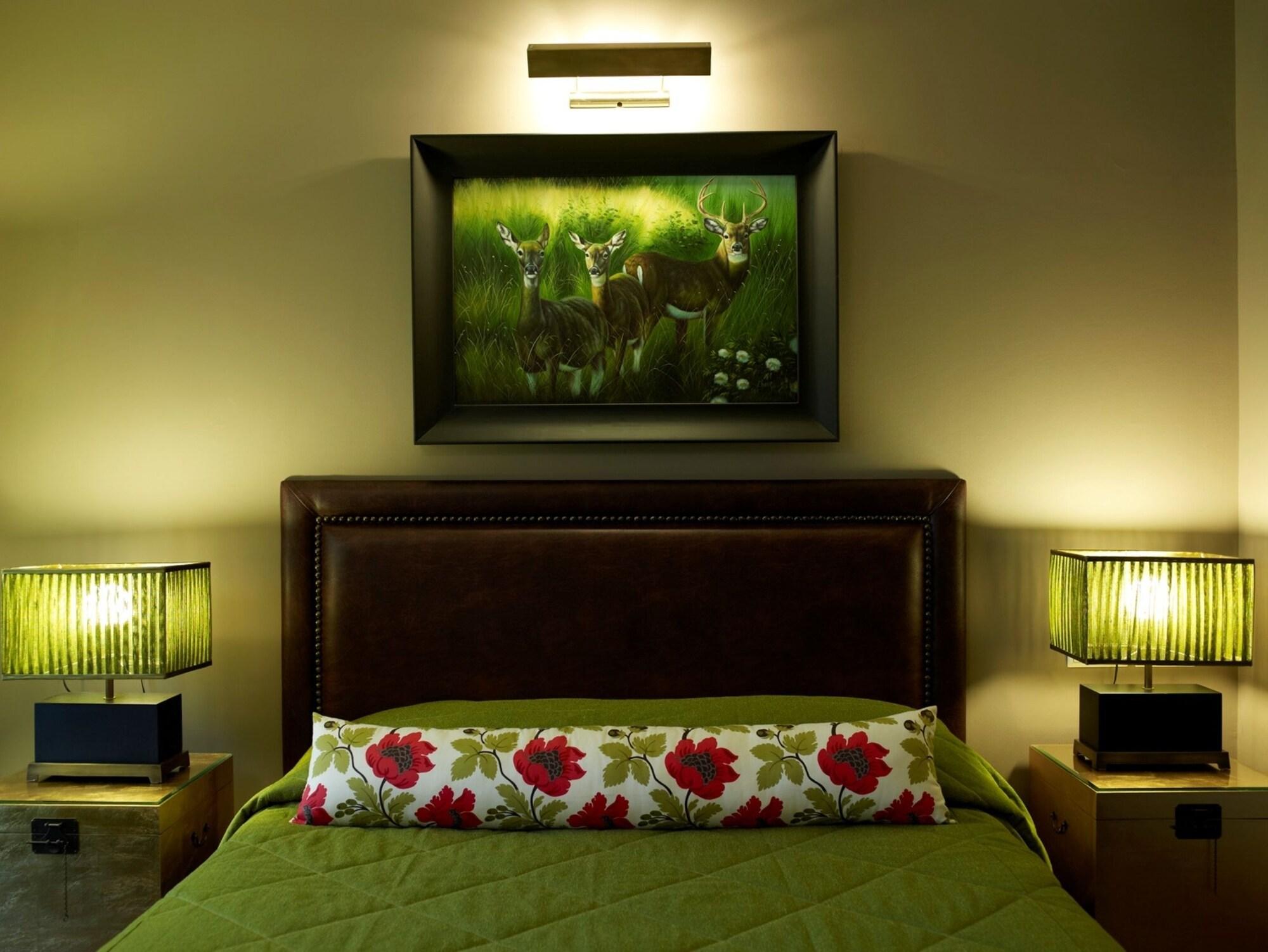Hotel Du Lac Congress Center & Spa Ioannina Ngoại thất bức ảnh A bedroom with a bed, a painting, and two bedside lamps