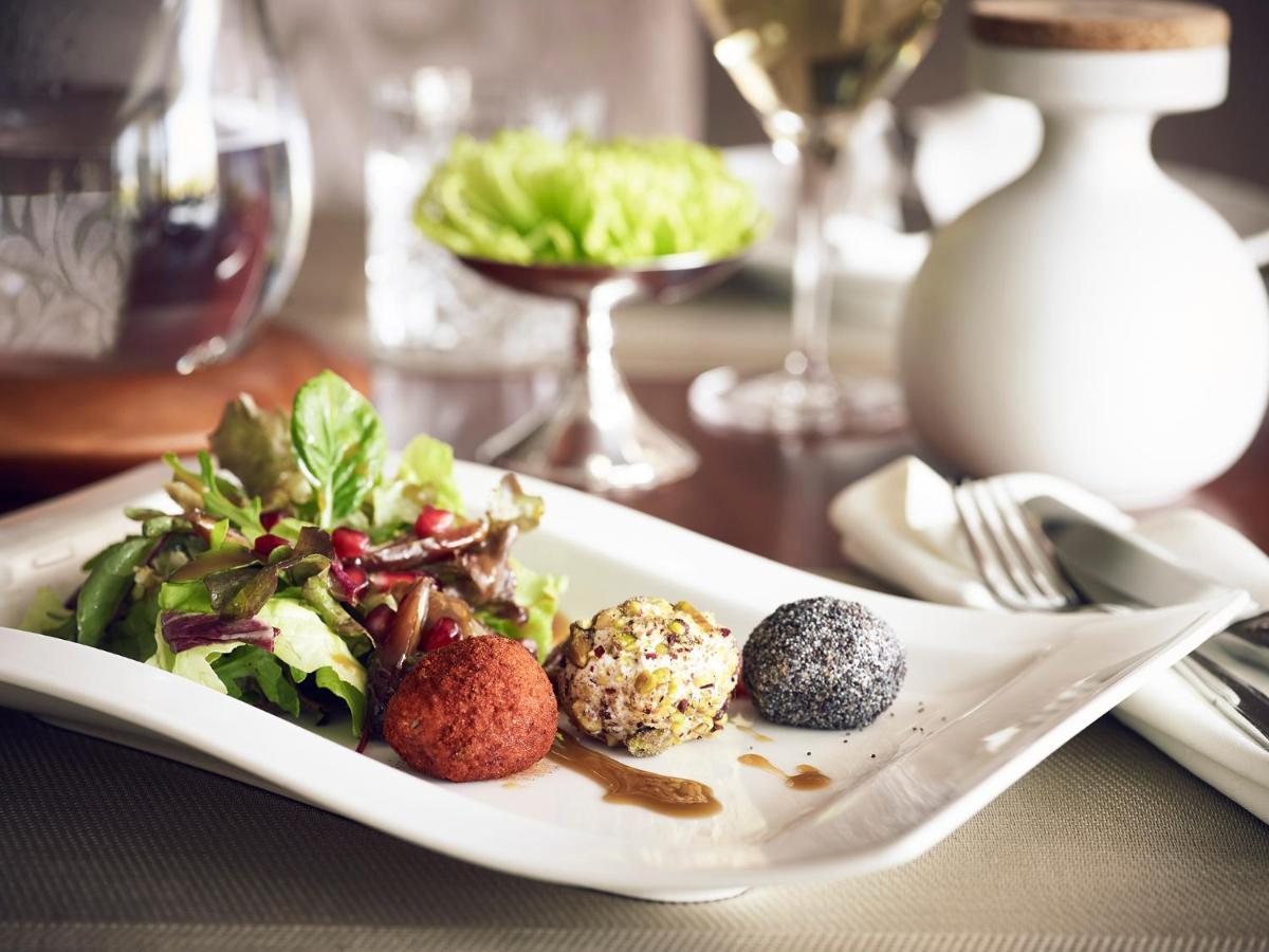 Hotel Du Lac Congress Center & Spa Ioannina Ngoại thất bức ảnh A plate of canapés