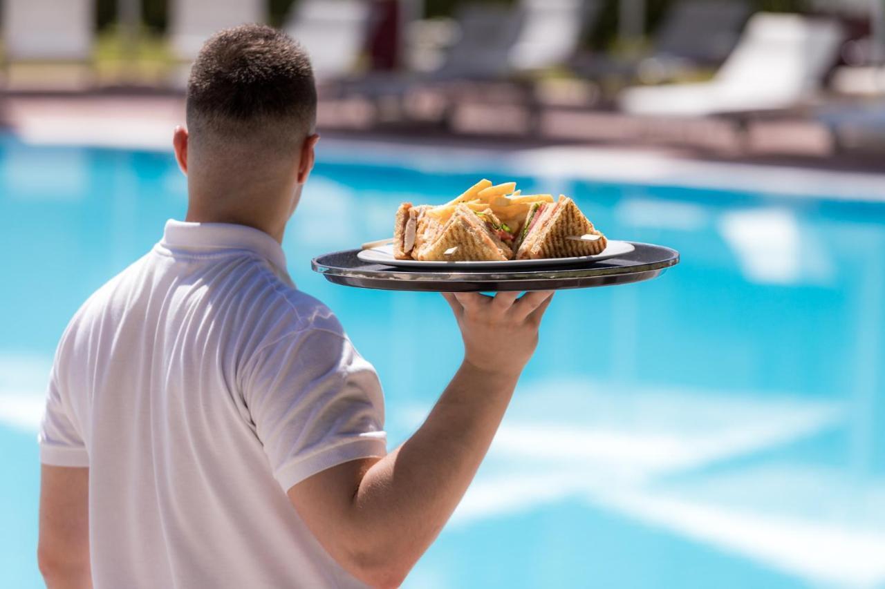 Hotel Du Lac Congress Center & Spa Ioannina Ngoại thất bức ảnh A waiter serving food