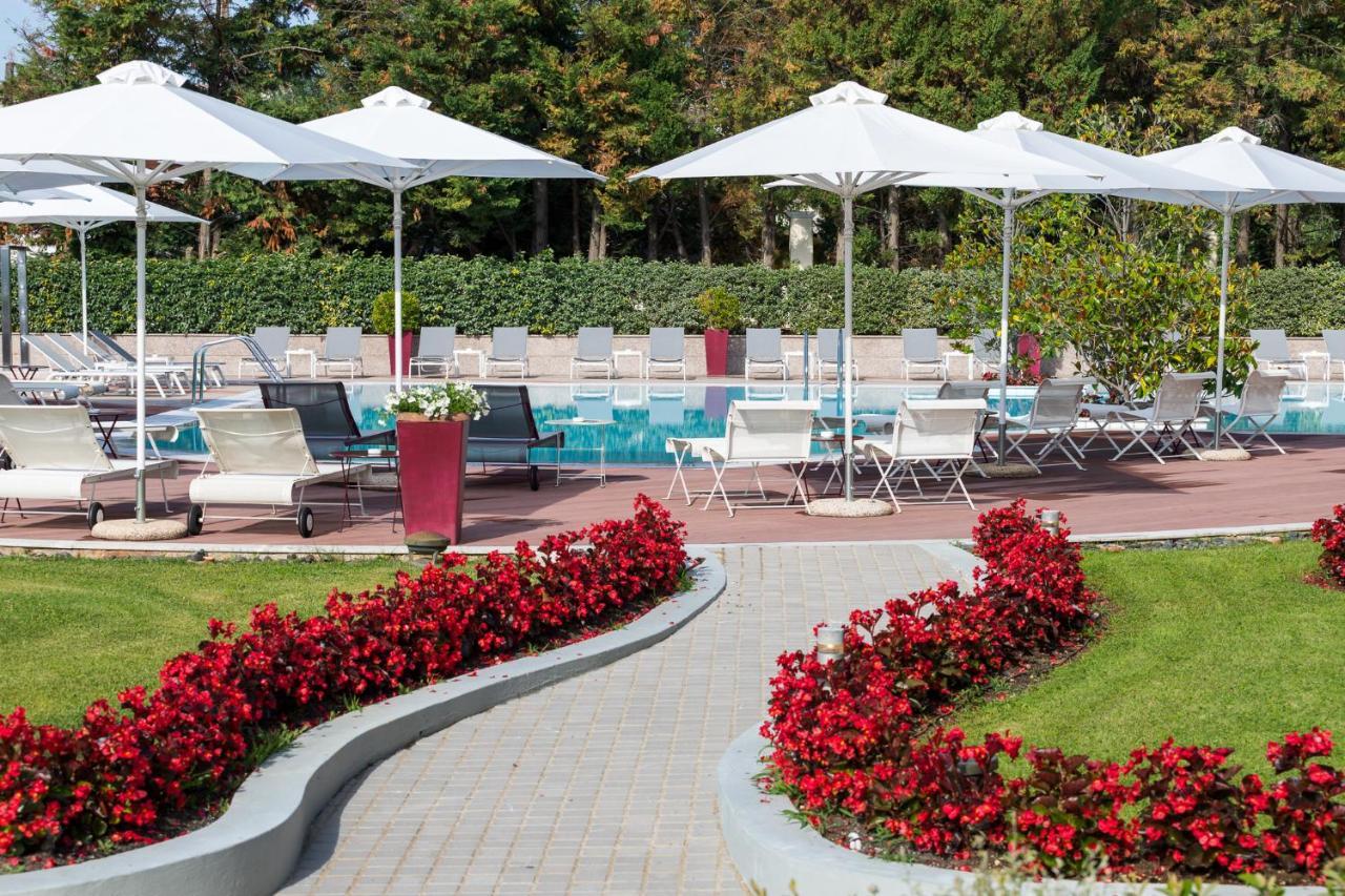 Hotel Du Lac Congress Center & Spa Ioannina Ngoại thất bức ảnh The swimming pool at the hotel