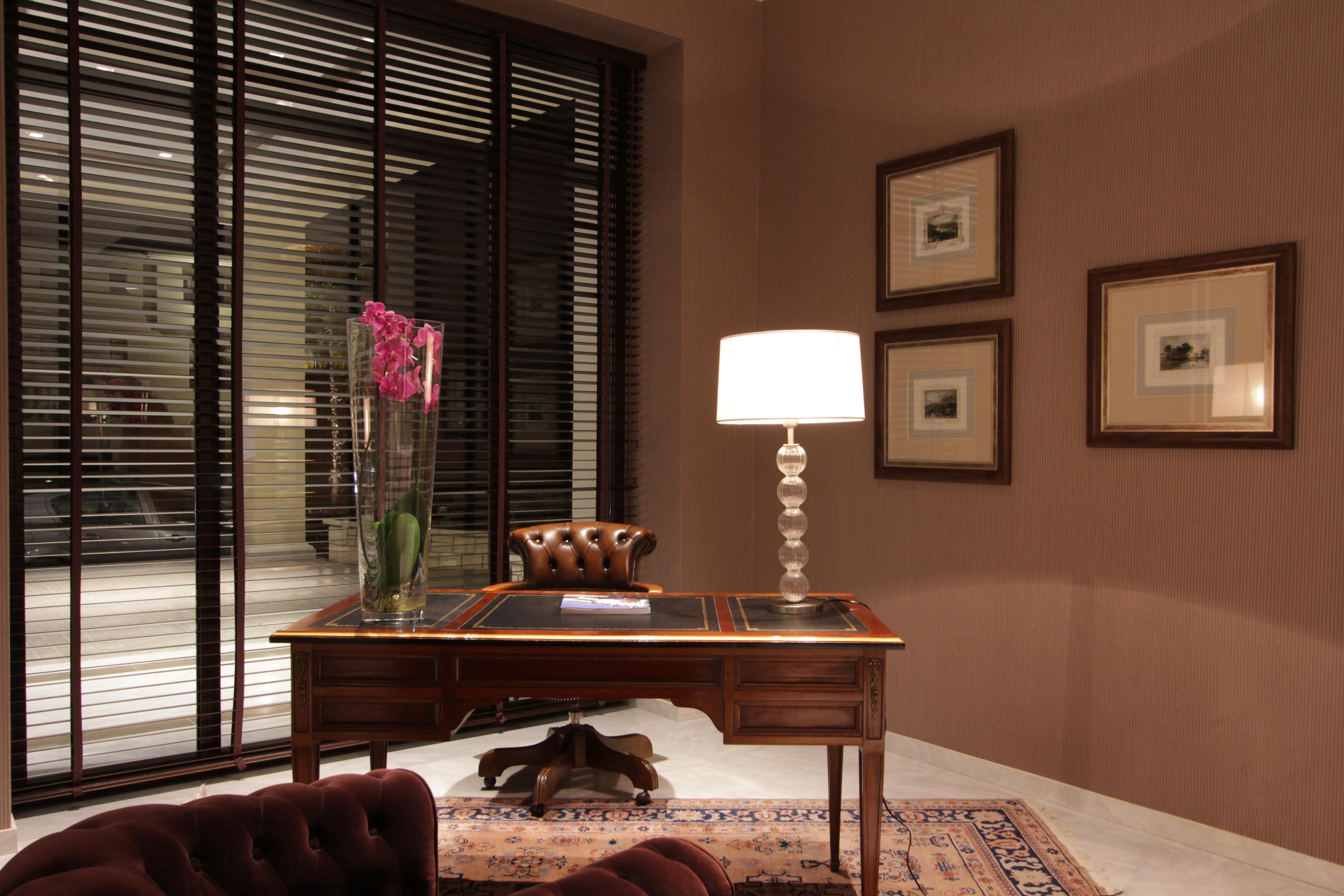 Hotel Du Lac Congress Center & Spa Ioannina Ngoại thất bức ảnh A room with a table lamp