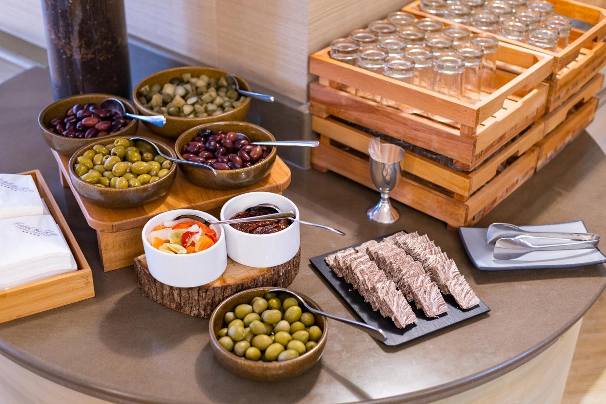 Hotel Du Lac Congress Center & Spa Ioannina Ngoại thất bức ảnh A selection of olives and olive oil