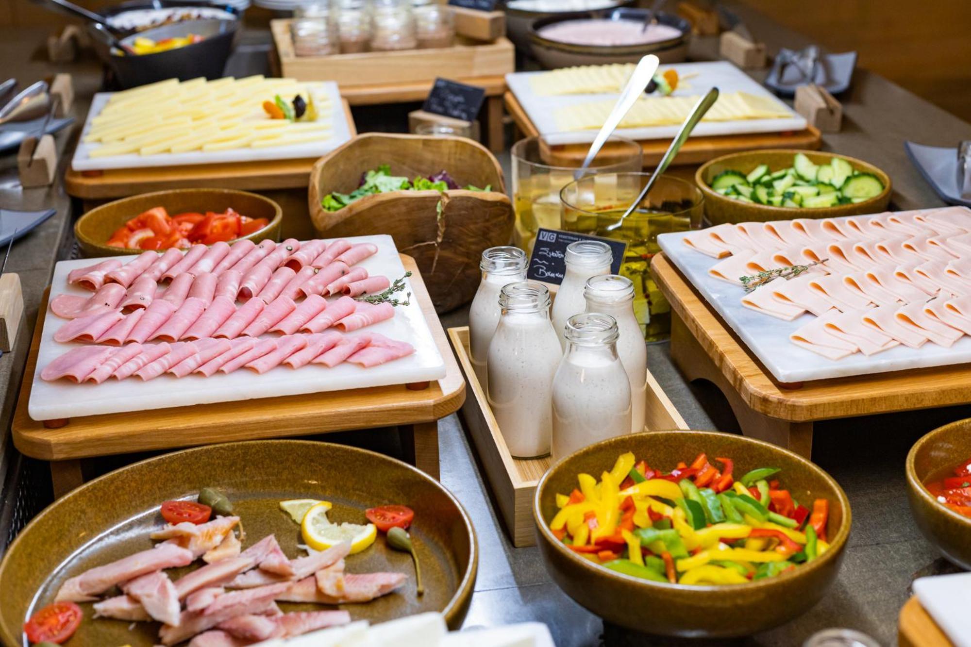 Hotel Du Lac Congress Center & Spa Ioannina Ngoại thất bức ảnh A buffet at a hotel