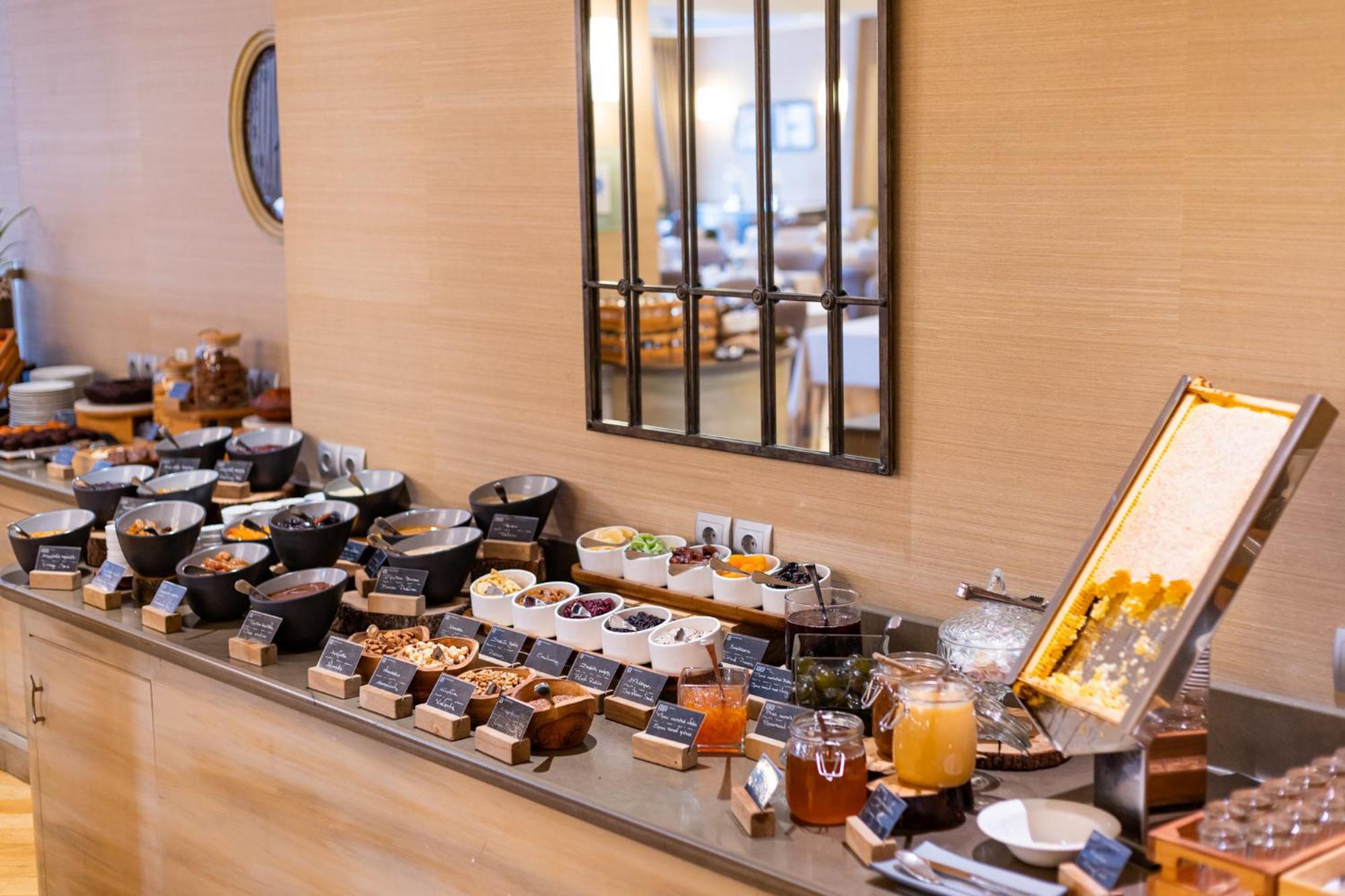 Hotel Du Lac Congress Center & Spa Ioannina Ngoại thất bức ảnh A buffet at a hotel