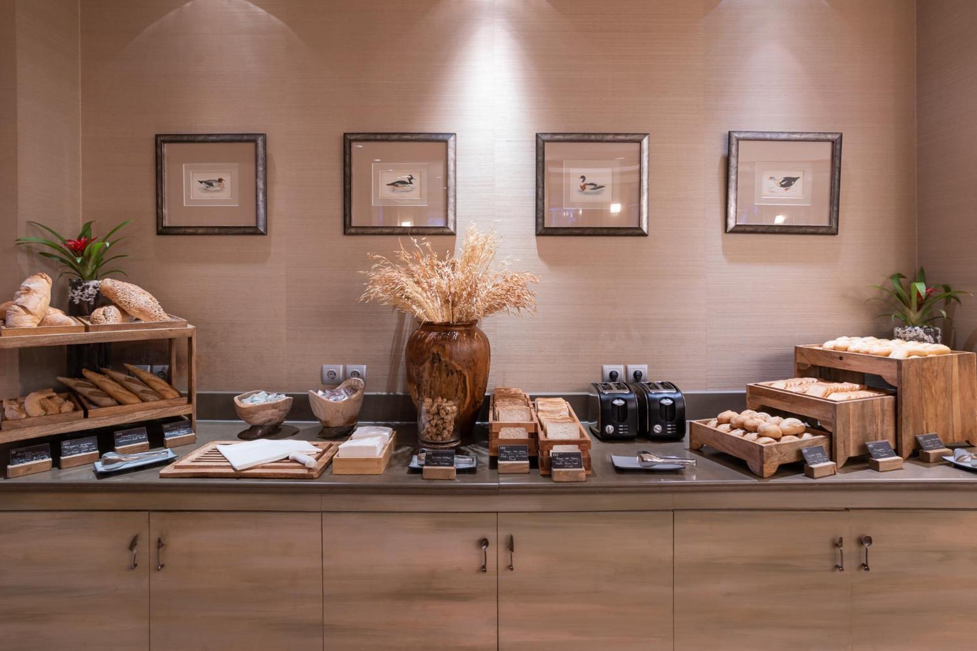 Hotel Du Lac Congress Center & Spa Ioannina Ngoại thất bức ảnh The buffet at the lounge
