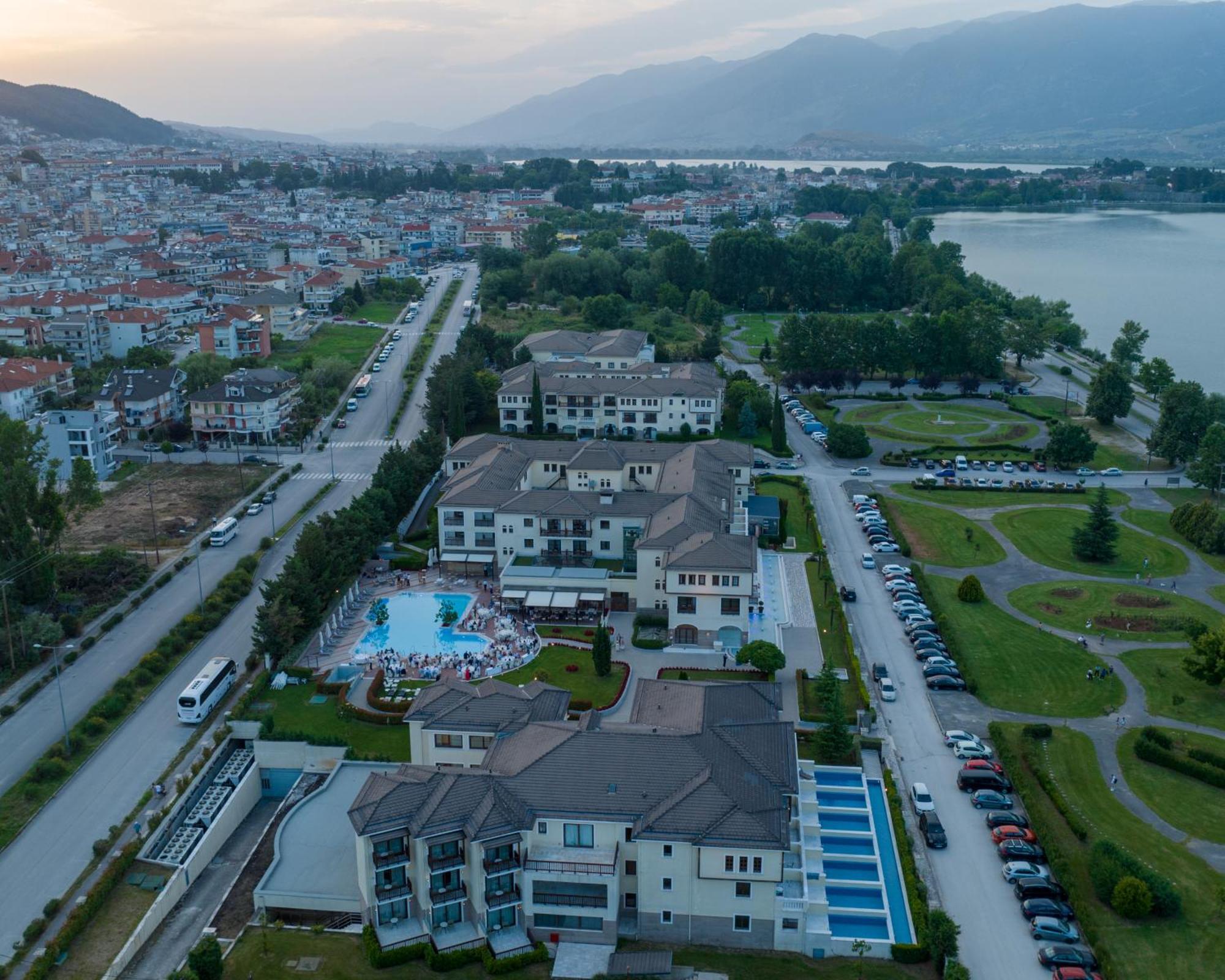 Hotel Du Lac Congress Center & Spa Ioannina Ngoại thất bức ảnh Aerial view of the complex